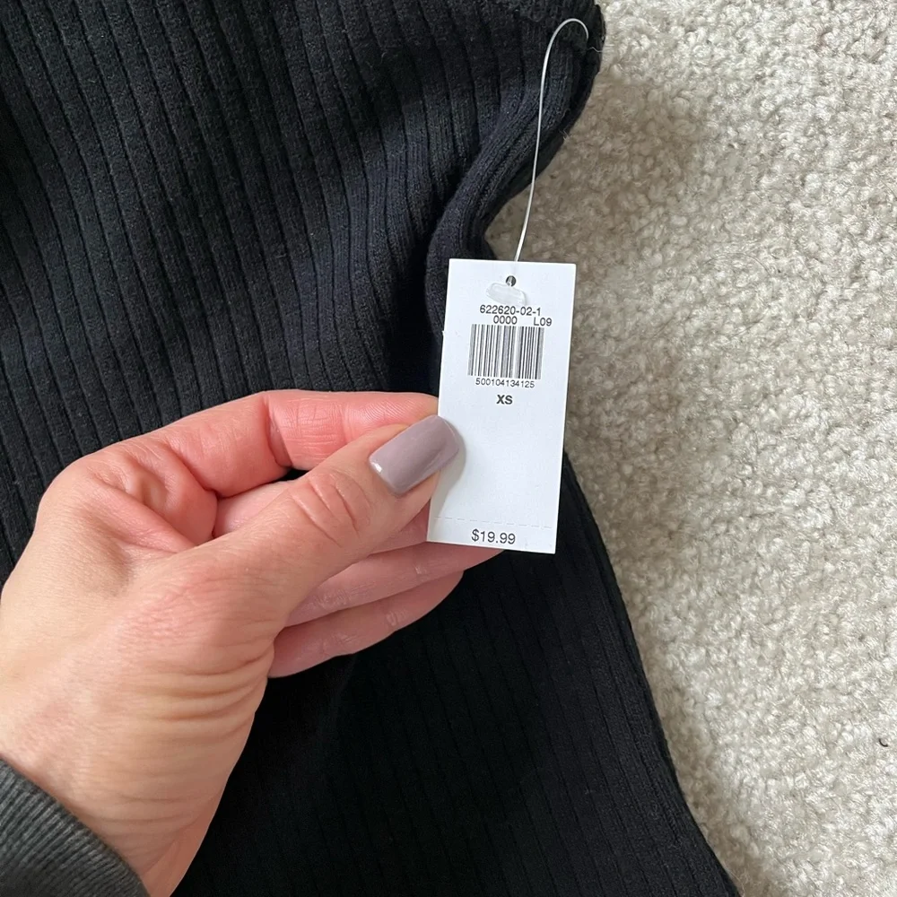 Bundle of Two Old Navy Ribbed V-Neck Tank Top - Black and Cream Size XS NWT - Picture 3 of 8